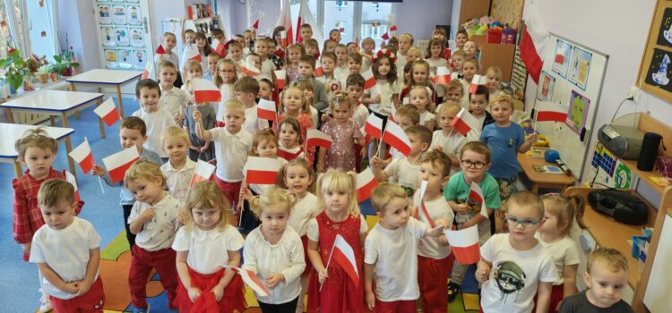 PRZEDSZKOLAKI W AKCJI „SZKOŁA DO HYMNU” PRZEDSZKOLAKI W AKCJI „SZKOŁA DO HYMNU”