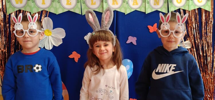 “Our little bunnies say: Happy Easter!” 🐰